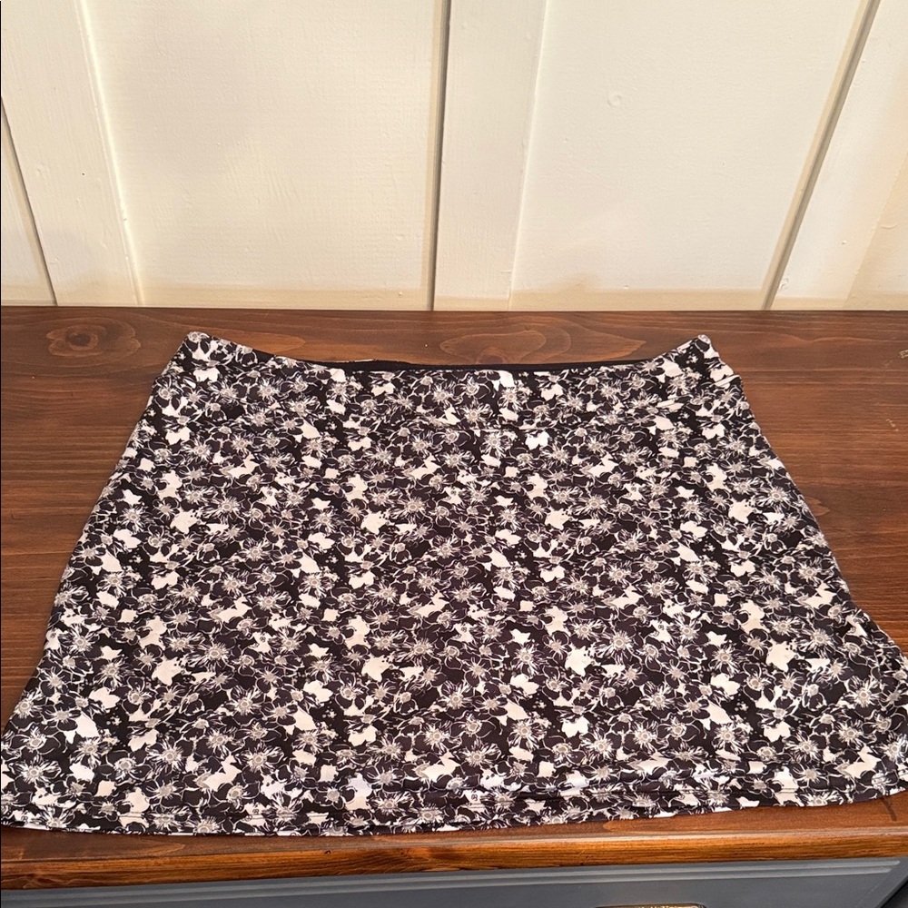 Tranquility by Colorado Clothing Black and White Floral Mini Skort